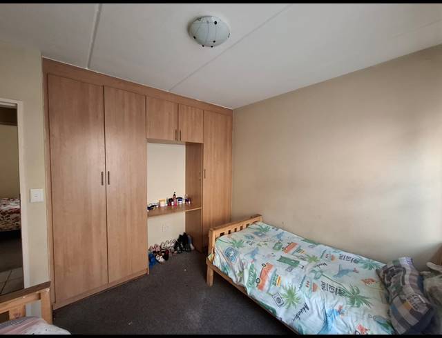 2 BEDROOM APARTMENT FOR SALE IN VANDERBIJLPARK SE 4